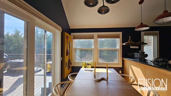Building Photo - Contemporary 3 bed/2.5 bath on 10 Private Acres with Deeded Lake Access down the Road!