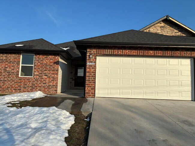 Building Photo - 3 Bedroom duplex - Ozark MO