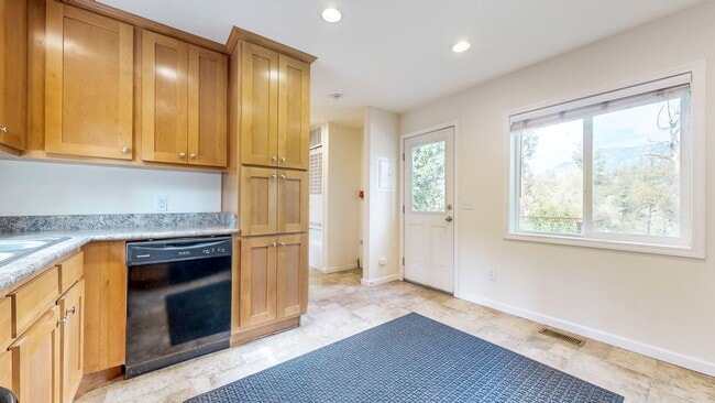 Building Photo - Gated 2 bedroom 1 bath at Pochini Family Farm!