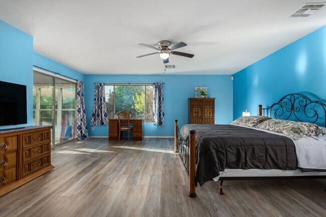 Building Photo - Spectacular 5 bdrm Home, OFFERS SOLAR ELECTRIC!