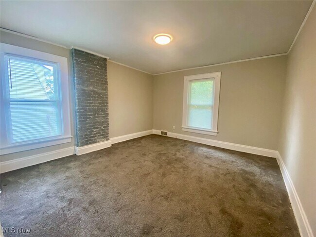 Building Photo - 825 Elmore Ave