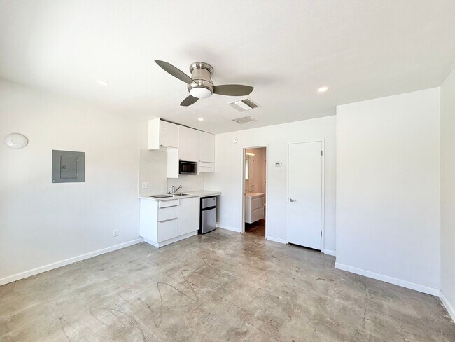 Building Photo - AVAILABLE NOW!! Studio Apartment in Palm Springs!!