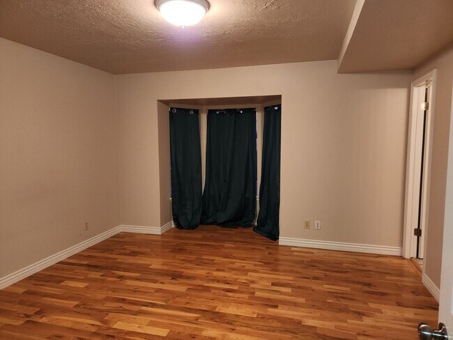Building Photo - Spacious 5 Bd 2.5 Bath Home in Millcreek