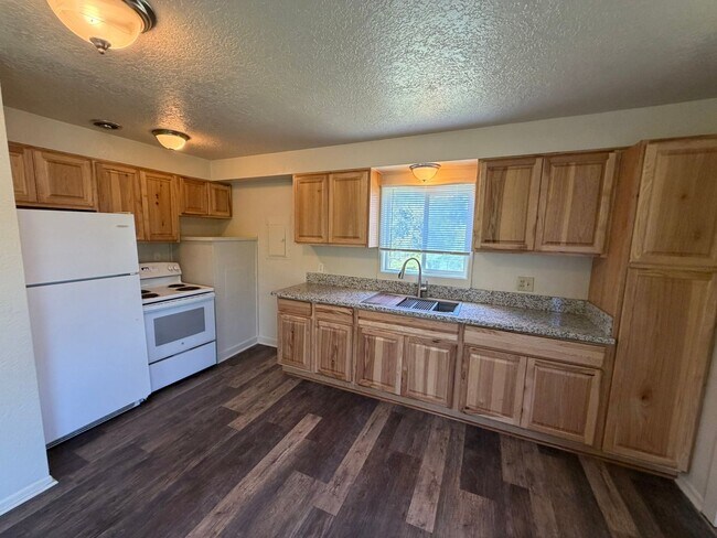 Building Photo - Cozy 1 Bedroom!