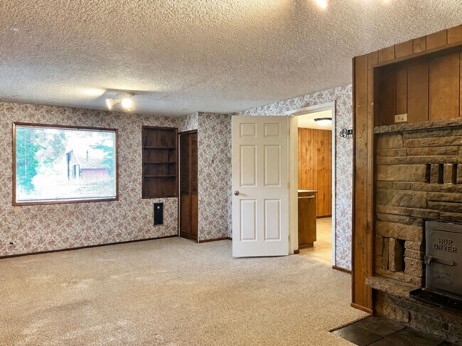 Building Photo - 38355-38385 Weirich Dr