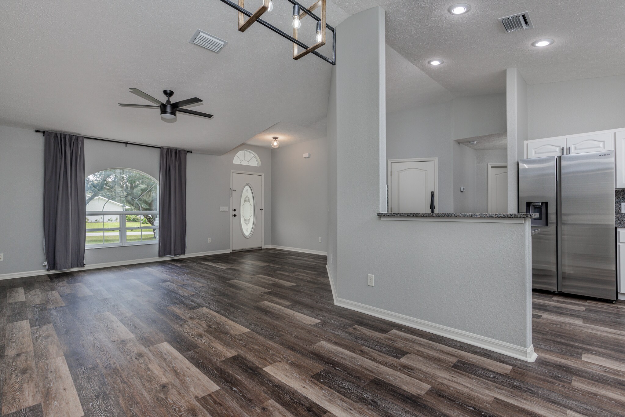 Building Photo - 320 N Fresno Ave