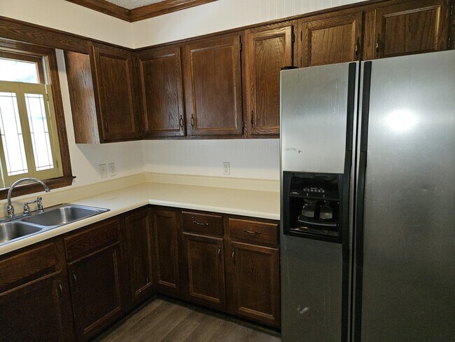 Building Photo - 1617 Hennessy Pl