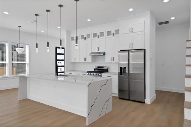 Building Photo - 308 E 7th St