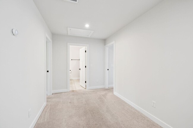 Building Photo - 5BR/3.5BA home offers stylish and function...