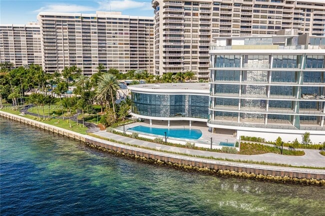 Building Photo - 5 Grove Isle Dr