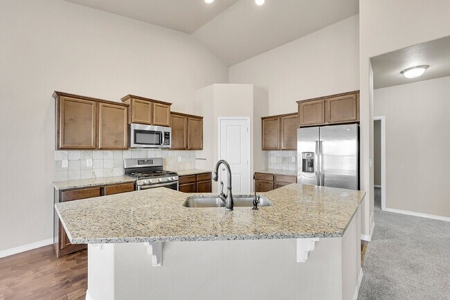 Building Photo - $2,940.95, $300.00 off the first month's rent, 6 Bedrooms, 3 Bathrooms, Single Family Home in Col...