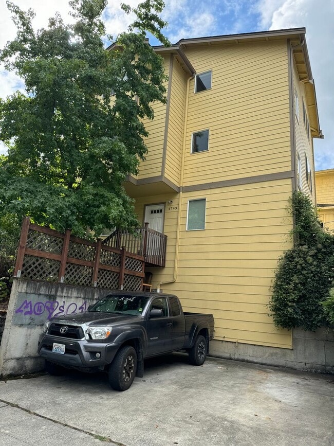 Building Photo - Spacious 9-Bedroom Home in Seattle’s Unive...