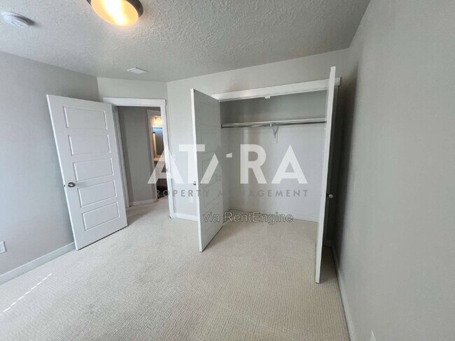 Building Photo - 1754 Oakwood Ln