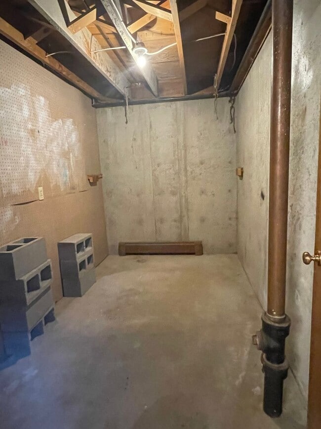 Building Photo - STUDENTS WELCOME! Sprawling Ranch Style 3 Bedroom 3 Bath Home w/ finished basement in Midtown For...