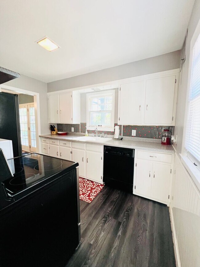 Building Photo - East Side 2 Bedroom, 1  Bath Beauty with Fenced Backyard & Hardwood Floors