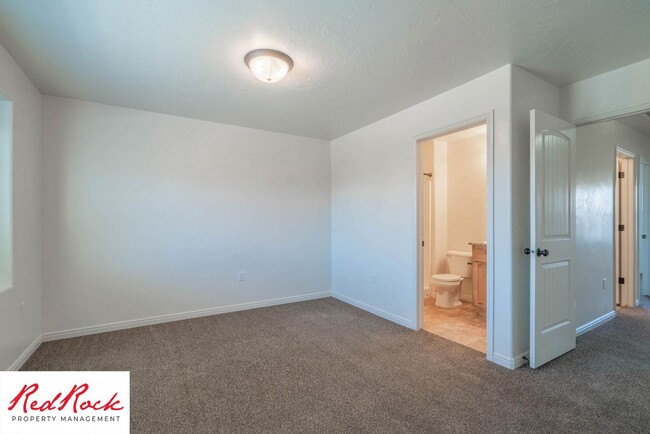 Building Photo - 3 Bedroom & 2.5 Bathroom & Dog Friendly!