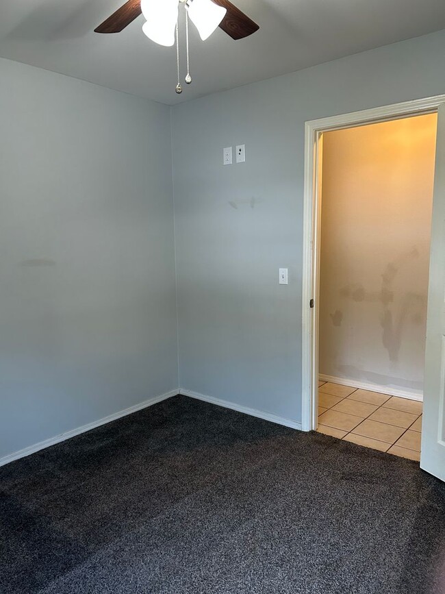 Building Photo - 904 E 5th St