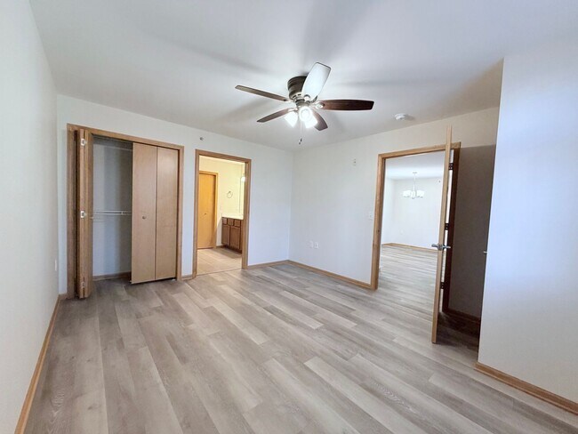 Building Photo - 2 Bed / 2 Bath Apartment in Madison, WI 53579