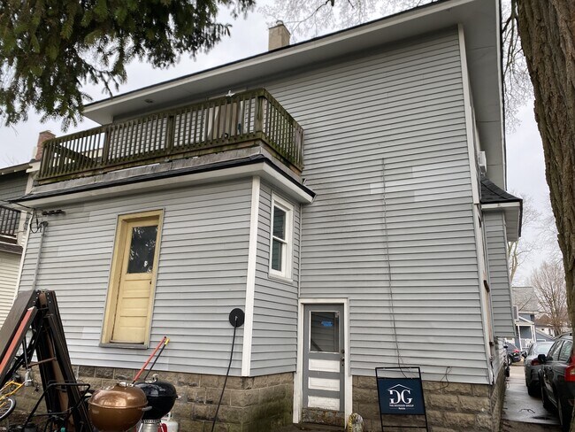 Building Photo - 87 E 15th St