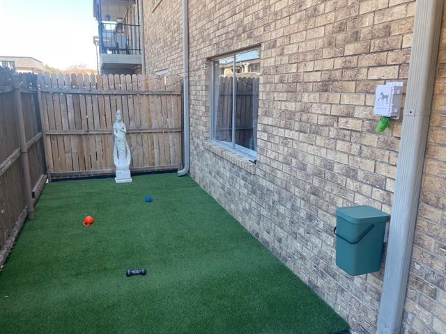 Building Photo - 7911 Meadow Park Dr