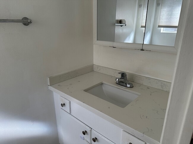 Building Photo - 727 E Tujunga Ave