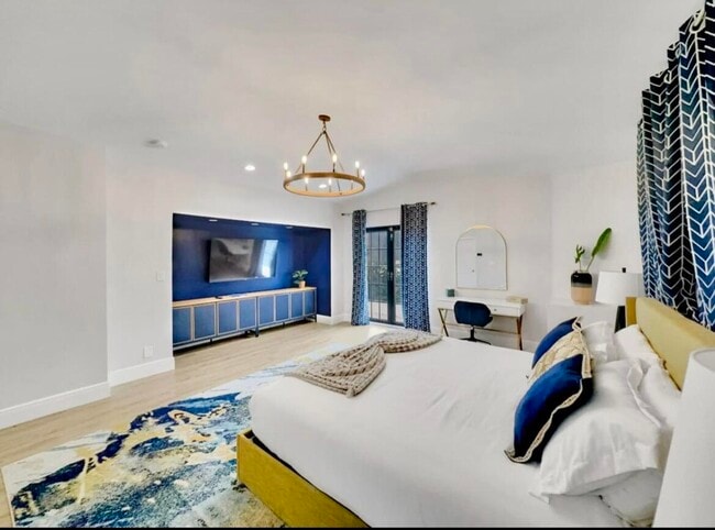 Building Photo - 5940 NE 22nd Ave