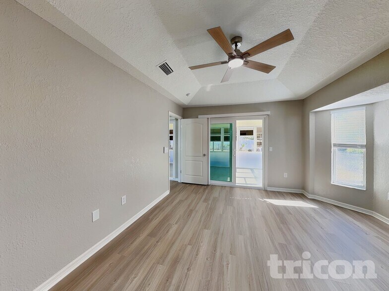 Building Photo - 3798 Fontainebleau St