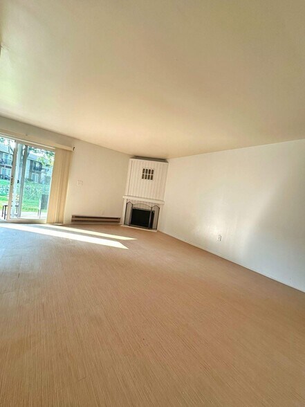 Building Photo - 7355 Woodview St