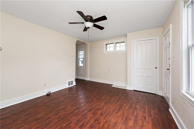 Building Photo - 318 Sprott Way
