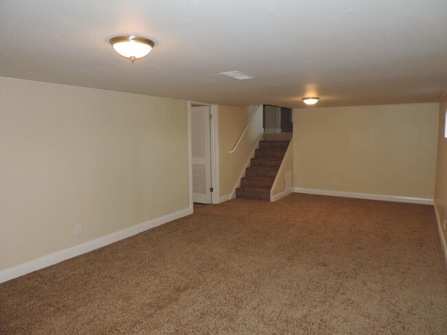 Building Photo - Dog Friendly - 4 Bedroom with Granite Counter tops.