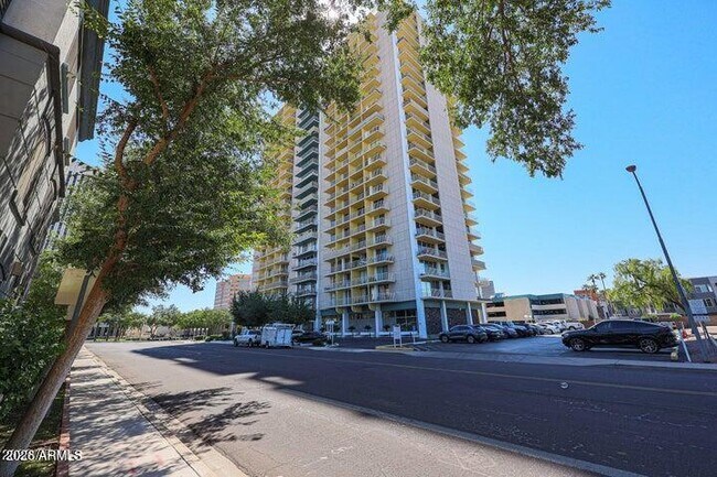 Building Photo - 207 W Clarendon Ave