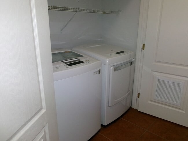 Building Photo - Furnished Enchantment Condo