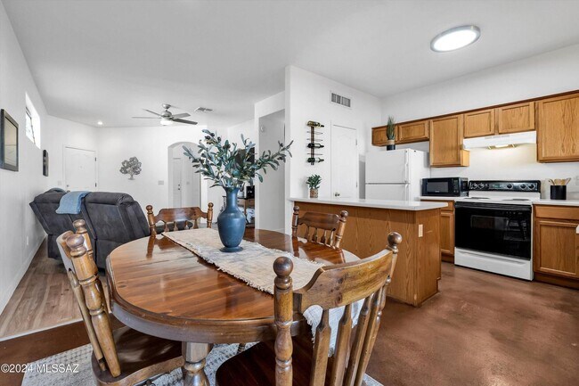 Building Photo - Incredible Spacious Back Yard! Large Covered Patio!