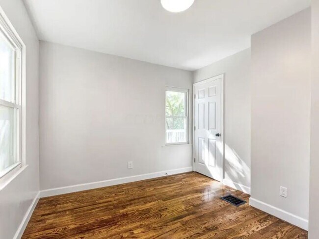 Building Photo - Cape Cod Style 3 Bedroom Home - Newly Remodeled All Throughout!