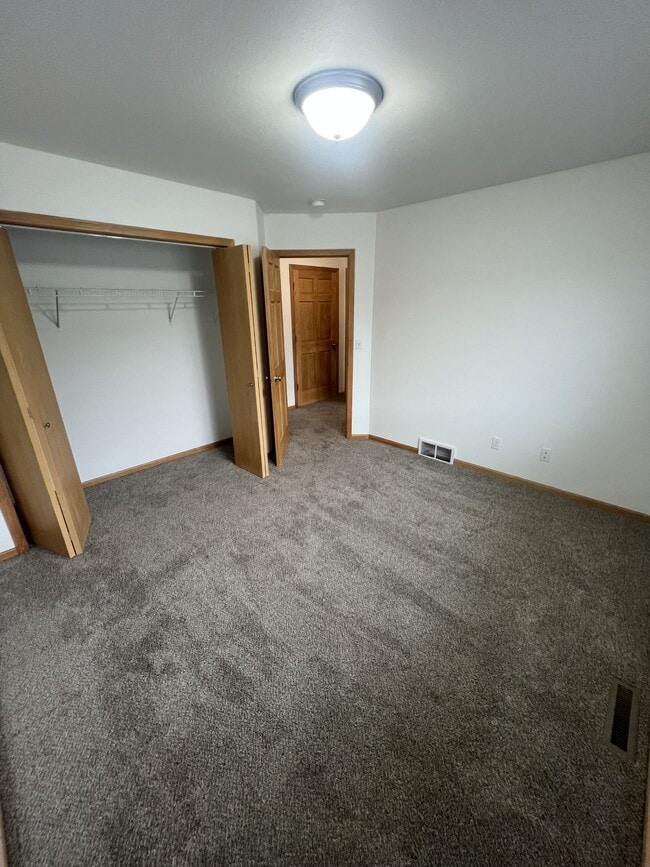 Building Photo - 4281 Estate Dr S