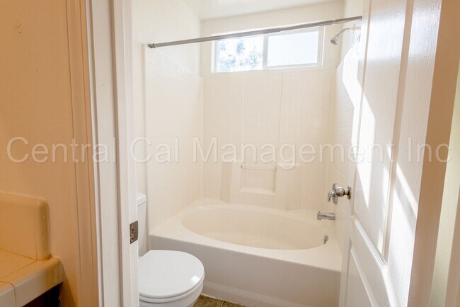 Building Photo - 3 Bedroom/2 Bath Home with an office in th...