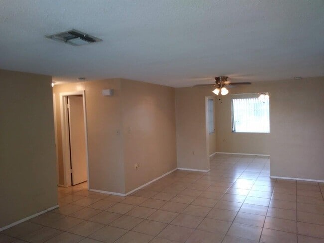 Building Photo - Beautiful 2/1/1 1034 Sq. Ft. with open flo...