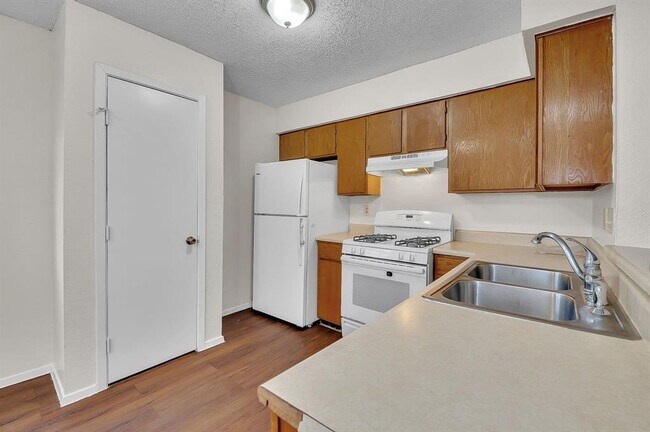 Building Photo - 500 Algerita Dr