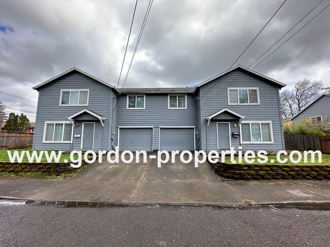 Building Photo - SE 73rd Ave - 3 bedroom townhouse in Mt Scott-Arleta neighborhood