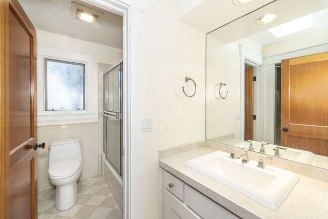 Building Photo - Lovingly Maintained 5 Bed, 3.5 Bath Execut...