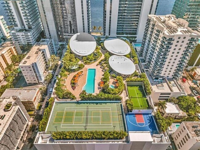 Building Photo - 700 NE 24th St