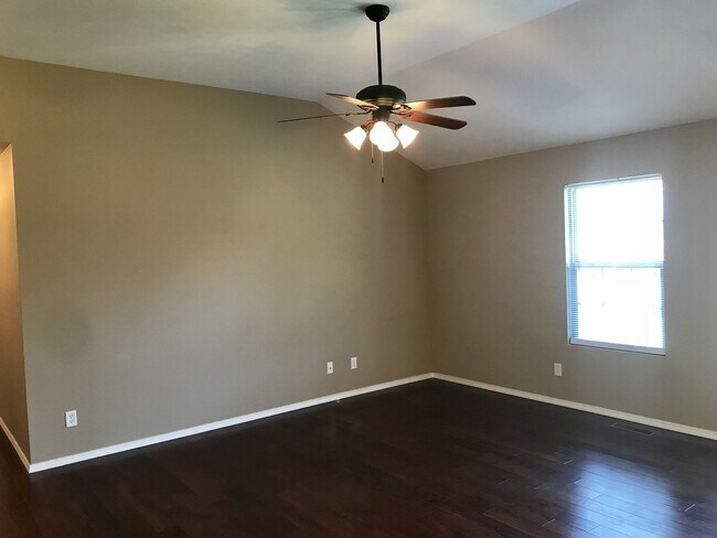Building Photo - Beautiful home in West Springfield available Now