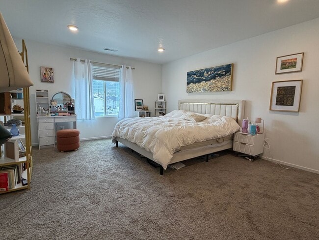 Building Photo - Beautiful, Like-New Townhome in Spanish Fork | 4 Bed, 3.5 Bath | Finished Basement with Kitchen |...