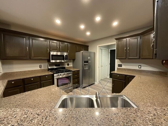 Building Photo - 2430 E Manitou St