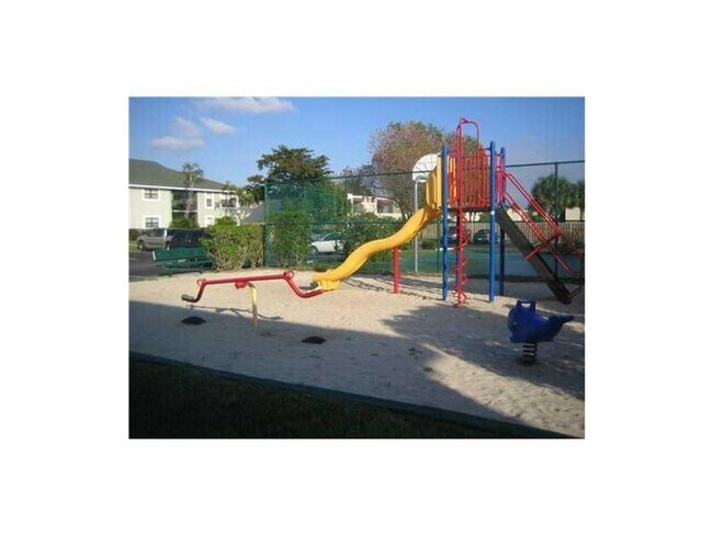 Building Photo - Updated 2 Bed/2 Bath Condo with Screened P...