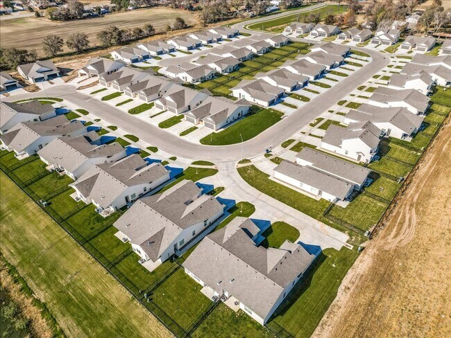 Building Photo - Edgewater 4 Bedroom Maxine Floor Plan (45t...