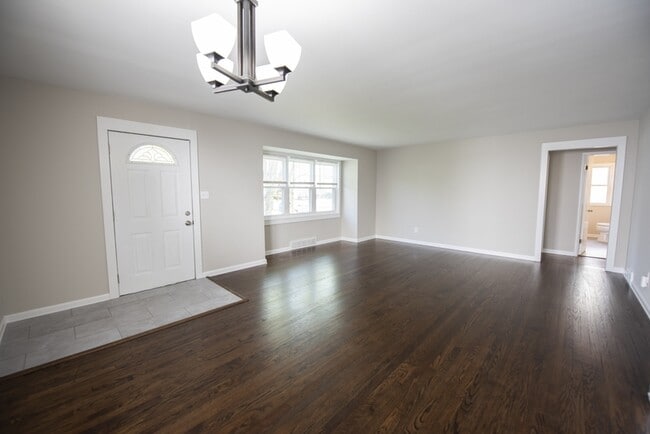 Building Photo - 10780 Woodview Blvd
