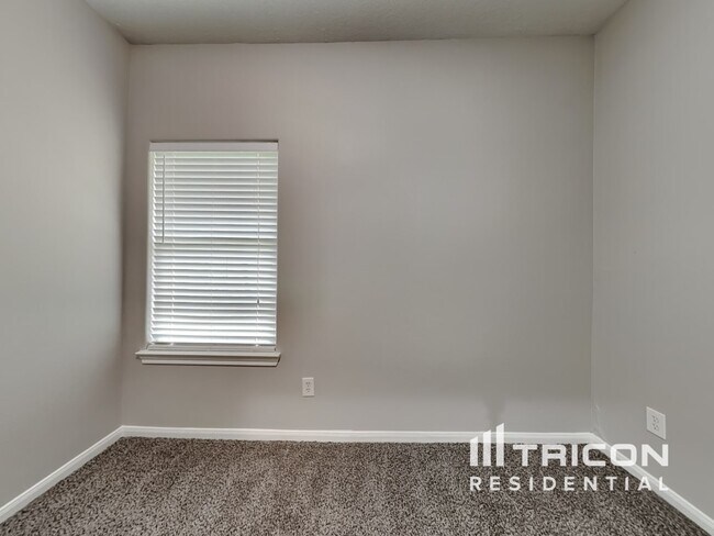 Building Photo - 810 E Clady Ct