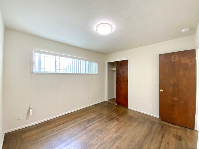 Building Photo - NEWLY RENOVATED Unit, w/ HIGH CEILINGS, Sp...