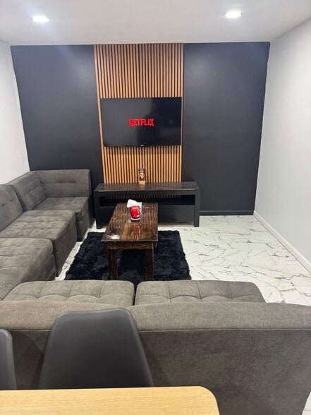 Building Photo - 17 9th Ave